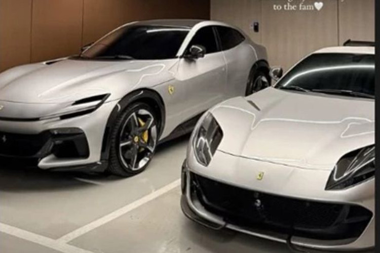 Hình ảnh trong bài đăng của Lisa về siêu xe Ferrari không nêu rõ chi tiết về mẫu ôtô mới nào được bổ sung vào garage, tuy nhiên, không khó để nhận ra chiếc xe mà nữ ca sĩ đã mua là Ferrari Purosangue - mẫu SUV đầu tiên của hãng siêu xe thể thao Italy.