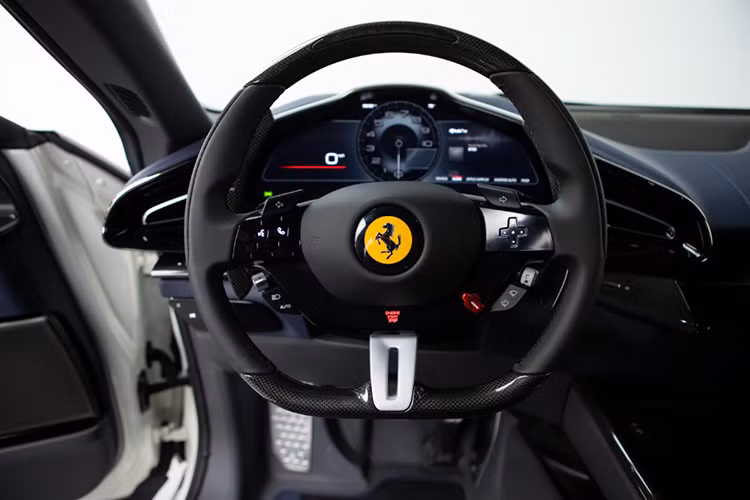 Hãng ôtô đình đám tại Ý cho biết mẫu SUV Ferrari Purosangue mới này là sự kết hợp độc đáo giữa tốc độ, cảm giác lái phấn khích và sự đa năng - những yếu tố làm nên “chất riêng” của Ferrari.