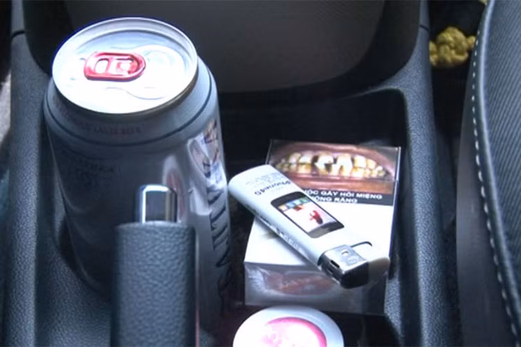 Nhiều người có thói quen để mỹ phẩm, thuốc men, thậm chí cả bật lửa và thuốc lá trong xe mà không biết rằng dưới tác động của ánh sáng mặt trời và nhiệt độ cao, tính chất của chúng sẽ thay đổi. Đặc biệt là các viên nhộng có lớp bọc nhựa hoặc hoặc hóa mỹ phẩm dạng chất lỏng sẽ dễ hỏng hơn những loại khác, bật lửa và nước có ga cũng có thể gây cháy nổ.