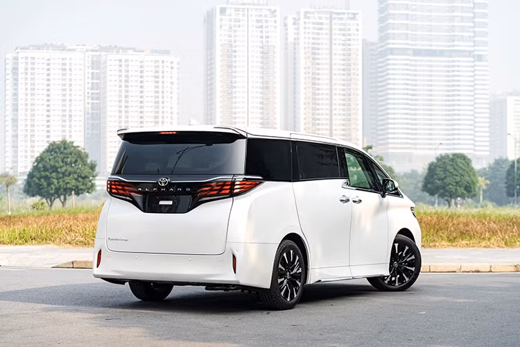 Những chiếc Toyota Alphard 2023 nhập khẩu tư nhân như trong bài viết này thuộc những chiếc đầu tiên được bàn giao đến khách hàng Việt. Xe sở hữu ngoại thất màu trắng sáng truyền thống và thuộc bản máy xăng. Xe hiện đang được chào bán bởi showroom tư nhân với mức giá bán chưa công bố.