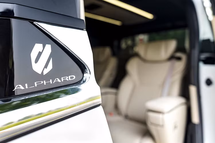 Đuôi xe thay đổi rõ rệt khi không còn nét vuông vức của Alphard thế hệ thứ ba, do đường gân 2 bên thân kéo dài ra phía đuôi. Cụm đèn hậu mang giao diện 3D lạ mắt, nối liền bằng dải ốp viền mạ crôm thanh mảnh. Bộ mâm đa chấu của xe hoàn thiện hai tông màu sáng-tối, kích thước 19 inch. 