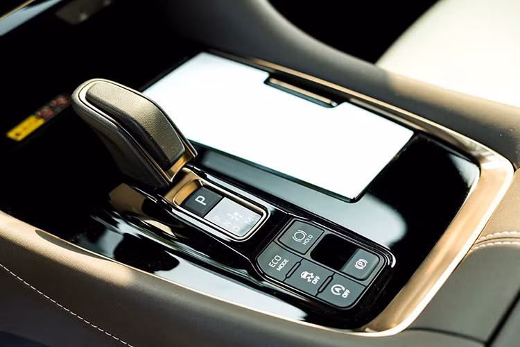 Chiếc Toyota Alphard 2023 này được trang bị động cơ xăng tăng áp, dung tích 2.4 lít, cho ra công suất tối đa 275 mã lực và mô-men xoắn cực đại 430 Nm, kết hợp với hộp số tự động 8 cấp. Theo công bố của nhà sản xuất, mức tiêu hao nhiên liệu trong đô thị/ngoài đô thị/kết hợp lần lượt là 13,47/9,72/7,54 lít/100 km.