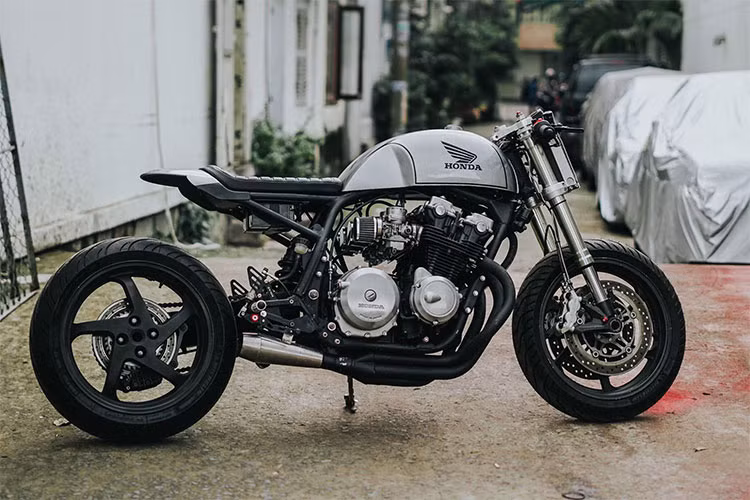 Mới đây, xưởng độ xe môtô Tự Thanh Đa đình đám tại Sài Gòn đã tạo ra một chiếc Honda CB750 cafe racer với phong cách "cực gấu", ấn tượng dành cho một dân chơi đam mê môtô ở thành phố Vũng Tàu. Theo chia sẻ của chủ xưởng độ xe "Đây là phiên bản kỷ niệm 32 năm từ lúc học nghề và làm nghề với môtô - dành tặng cho người anh em của mình".