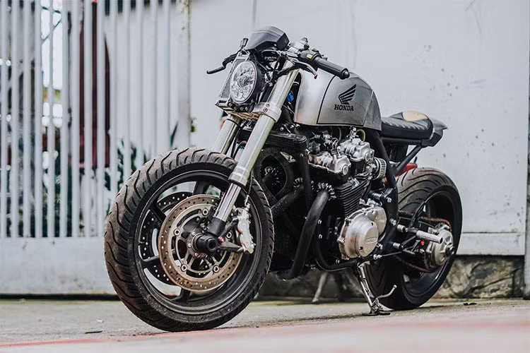 Ra đời từ năm 1969, mẫu xe môtô phân khối lớn Honda CB750 là một trong những dòng naked-bike đặc trưng nhất của Honda. Tại Việt Nam, những chiếc CB750 thường thuộc thế hệ F7 với kiểu dáng naked-bike thuần, hướng tới sự thoải mái khi lái và phần nào đó có thể coi là phiên bản lớn hơn của dòng CB400 Super Four nổi tiếng.