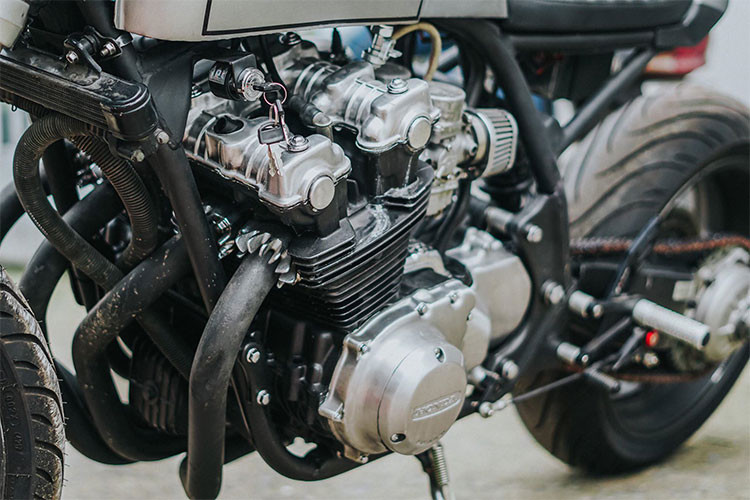 Sau khi "lên dáng" cafe racer bởi xưởng độ Tự Thanh Đa, chiếc Honda CB750 đời 1981 này đã thay đổi hoàn toàn. Do hệ thống khung sườn trải qua gần 40 năm sử dụng đã không còn tốt nên đã được làm mới lại.