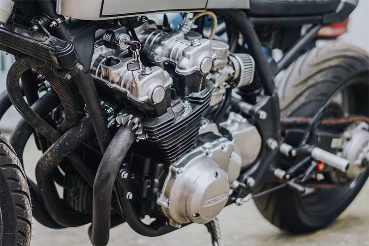 Sau khi "lên dáng" cafe racer bởi xưởng độ Tự Thanh Đa, chiếc Honda CB750 đời 1981 này đã thay đổi hoàn toàn. Do hệ thống khung sườn trải qua gần 40 năm sử dụng đã không còn tốt nên đã được làm mới lại.