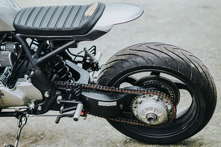 Honda CB750F được trang bị khối động cơ 4 xy-lanh thẳng hàng mạnh mẽ. Yếu tố này giúp cho việc tạo dáng cafe racer trông hầm hố và dữ dằn hơn rất nhiều, bên cạnh đó, khối động cơ nguyên bản cũng được phục chế lại. Có công suất 73 mã lực và mô-men xoắn 61,8 Nm, động cơ này chỉ được thay thế hệ thống xả Yasimura cho âm thanh khá mạnh.