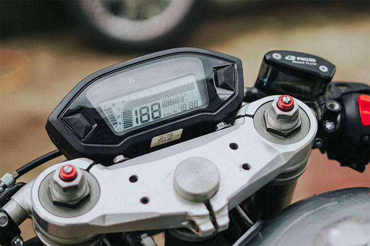 Theo đúng phong cách cafe racer, chiếc xe đã được trang bị cặp tay lái clip-on thấp đầy thể thao. Bên cạnh đó, đồng hồ của xe cũng được làm mới với dạng kỹ thuật số hoàn toàn hiện đại hơn so với nguyên bản. Ở hai bên, cùm công tắc của chiếc xe cũng được rút gọn nhưng vẫn đầy đủ tính năng.