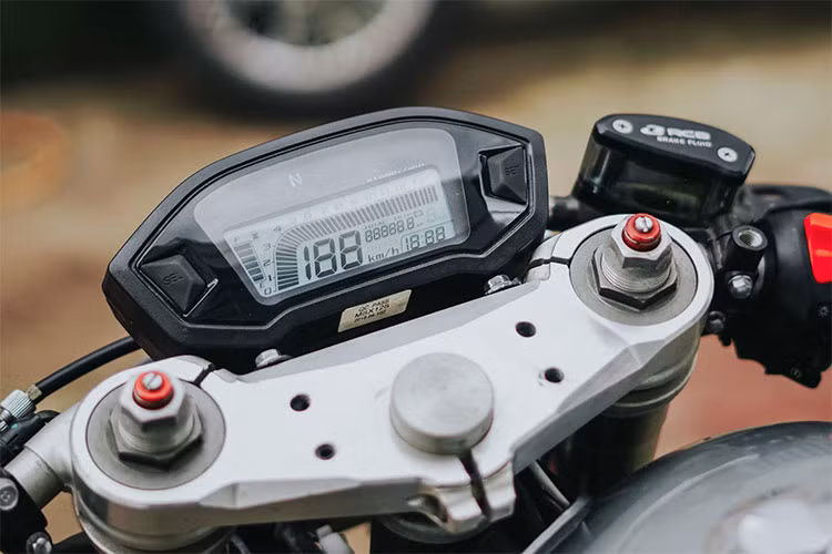 Theo đúng phong cách cafe racer, chiếc xe đã được trang bị cặp tay lái clip-on thấp đầy thể thao. Bên cạnh đó, đồng hồ của xe cũng được làm mới với dạng kỹ thuật số hoàn toàn hiện đại hơn so với nguyên bản. Ở hai bên, cùm công tắc của chiếc xe cũng được rút gọn nhưng vẫn đầy đủ tính năng.