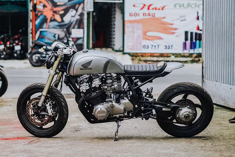 Chi phí để độ xác của chiếc xe môtô phân khối lớn Honda CB750 lên cafe racer này không được tiết lộ, nhưng nó cũng đã chứng minh tài thiết kế của những tay thợ độ xe máy tại Việt Nam không kém cạnh gì thế giới.