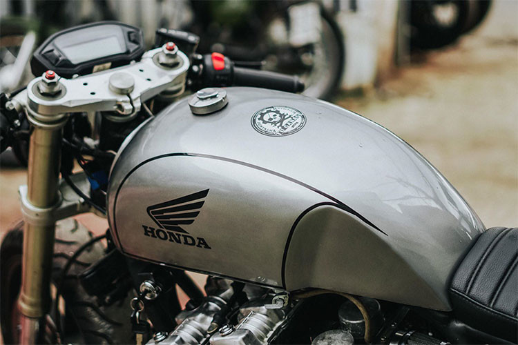 Trên bản độ mới nhất này, hình dáng của bình xăng xe đã được xưởng độ đã gò lại mang dáng hình giọt nước, nhưng lại phá cách cách hơn. Nắp bình xăng vẫn là dạng khoá, các chi tiết logo thân xe màu đen...