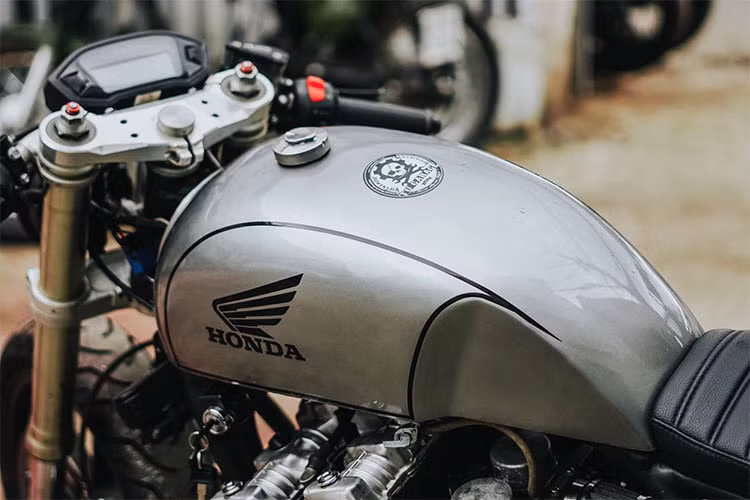 Trên bản độ mới nhất này, hình dáng của bình xăng xe đã được xưởng độ đã gò lại mang dáng hình giọt nước, nhưng lại phá cách cách hơn. Nắp bình xăng vẫn là dạng khoá, các chi tiết logo thân xe màu đen...