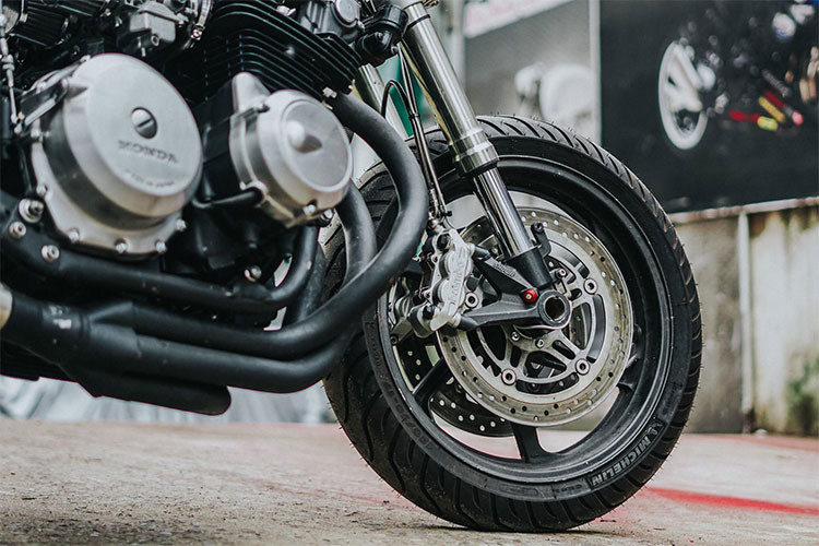 Trên bản độ này, dàn chân của xe đã được Tự Thanh Đa làm mới lại với phuộc trước của chiếc Sportbike Ducati 848, heo dầu và phanh đĩa cũng của ducati 848 và bộ gắp cùng mâm của mẫu xe Honda VFR800.