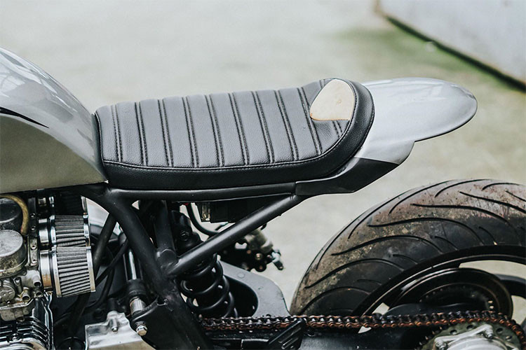 Bộ yên của xe được làm thủ công với các đường vân chần chỉ khá đẹp mắt, phần đuối với chắn bùn liền yên kéo dài hơn. Ở phía sau chiếc xe, người thợ độ tài hoa cũng khéo léo tích hợp một đèn hậu LED dưới gầm.