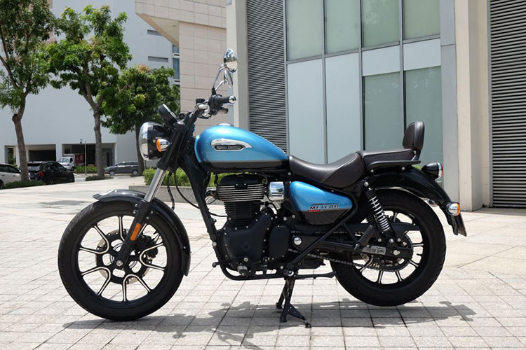 Bên cạnh Scram 411, Meteor 350 cũng là mẫu xe mới được Royal Enfield ra mắt tại Việt Nam. Sau khi ra mắt, Royal Enfield Meteor 350 2023 mới gần như là mẫu xe độc tôn trong nhóm môtô cruiser 300 phân khối chính hãng tại Việt Nam.