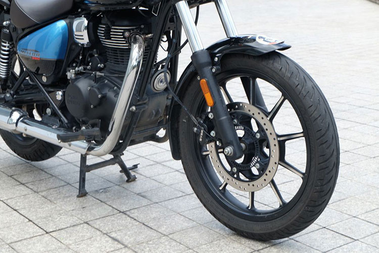 Sở hữu nét đặc trưng dòng cruiser, tay lái Royal Enfield Meteor 350 đặt cao và góc lái rộng. Giảm xóc của xe loại ống lồng phía trước. Bộ mâm của Meteor 350 được phay 2 tone màu. Xe dùng mâm 19 inch phía trước và 17 inch phía sau, đi kèm bộ lốp 100/90 và 140/70. Phanh ABS an toàn cho cả hai bánh trước và sau.