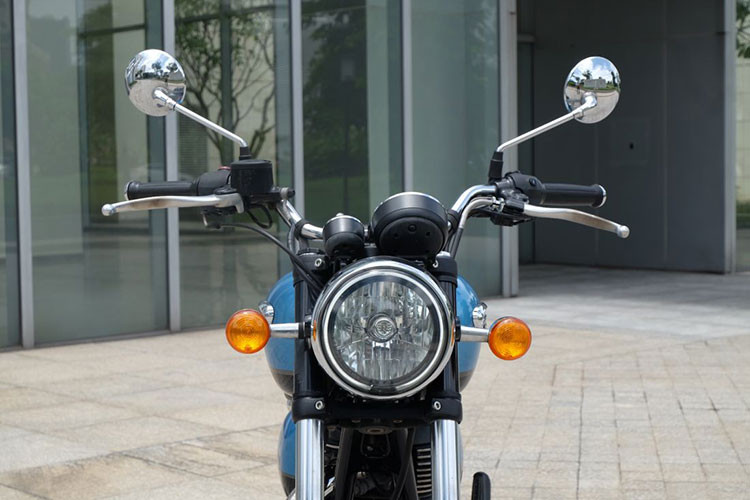 Royal Enfield Meteor 350 có các kích thước dài x rộng x cao lần lượt là 2.140 x 845 x 1.140 mm, trục cơ sở 1.400 mm. Với chiều cao yên 765 mm, Meteor 350 phù hợp với thể trạng của phần lớn khách hàng Việt.