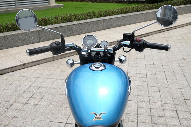 Bản Supernova có kính chắn gió phía trước đầu xe là khác biệt nhất, loại kính chắn gió này được thiết kế cố định, không thể điều chỉnh độ cao. Hiển thị thông tin trên xe là đồng hồ tốc độ được đặt lệch sang bên trái. Tại thị trường nước ngoài, Meteor 350 có thêm màn hình phụ có khả năng kết nối với điện thoại để điều hướng.