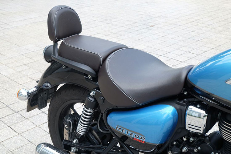 Royal Enfield Meteor 350 trên phiên bản Supernova lẫn Stellar sở hữu yên xe với phần đuôi có tựa lưng mang lại cảm giác thoải mái hơn cho hành khách phía sau. Bình xăng có dung tích 15 lít, tương đương đối thủ Honda H'ness CB350 đang bán ra tại Ấn Độ.