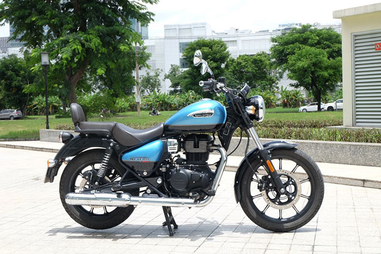 Mức giá xe Royal Enfield Meteor 350 tại Việt Nam bán ra từ 129,9 triệu đồng cho bản Fireball, phiên bản cao nhất Supernova có giá 135 triệu đồng. Meteor 350 chủ yếu hướng đến nhóm khách hàng trung niên yêu thích phong cách môtô cổ điển, không mạnh về tài chính hay đặt nặng yếu tố thương hiệu.