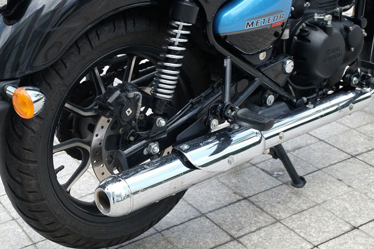 Meteor 350 sử dụng động cơ tương tự Royal Enfield Classic 350, loại xi-lanh đơn dung tích 349cc sản sinh công suất 20.2 mã lực tại 6.100 vòng/phút và mô-men xoắn 27 Nm tại 4.000 vòng/phút. Có thể thấy, sức mạnh 20 mã lực cho mẫu xe 350cc là tương đối yếu. Trong khi Honda Rebel 300 trước đây cũng đã 27 mã lực.