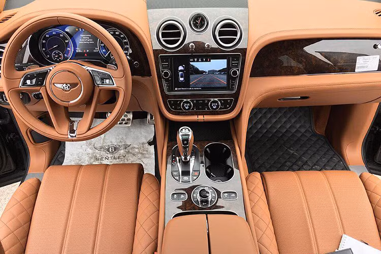 Nội thất Bentley Bentayga nổi bật với những chất liệu cao cấp như da làm thủ công, gỗ và kim loại. Ghế trước có khả năng chỉnh điện 22 hướng, nhớ vị trí kết hợp Massage 6 chương trình cùng hệ thống sưởi và thông gió. Bảng điều khiển trung tâm của Bentley Bentayga nổi bật với màn hình trung tâm kích thước 8 inch, ổ cứng 64 GB, đồng hồ Analog thương hiệu Bentley đặt phía trên cùng 2 cửa điều hòa.