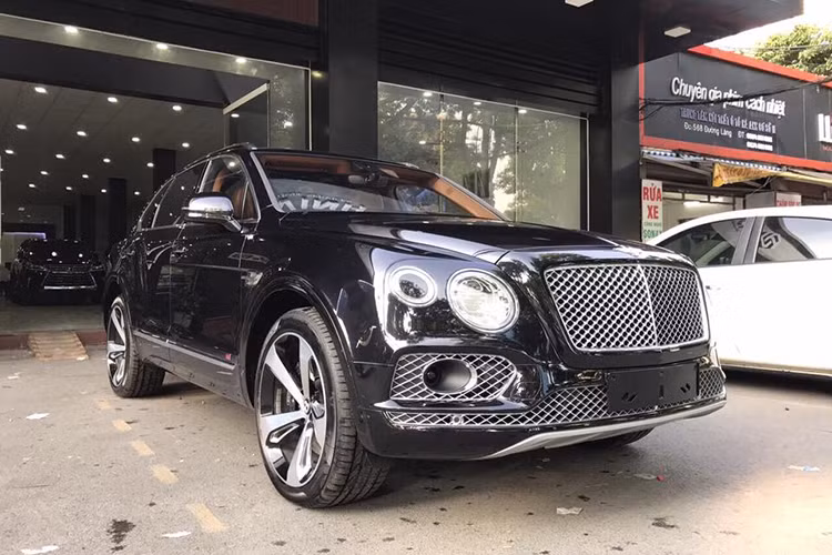 Xe được trang bị chế độ Drive Dynamics tiêu chuẩn của Bentley, với tùy chọn cài đặt Responsive Off-Road, cung cấp tới 8 chế độ lái khác nhau cùng nhiều hỗ trợ điện tử như kiểm soát hành trình thông minh với Stop &amp; Go, hỗ trợ đỗ xe và hỗ trợ giao thông,... Tại thị trường Việt Nam, mẫu xe này có giá lên đến hơn 20 tỷ đồng.