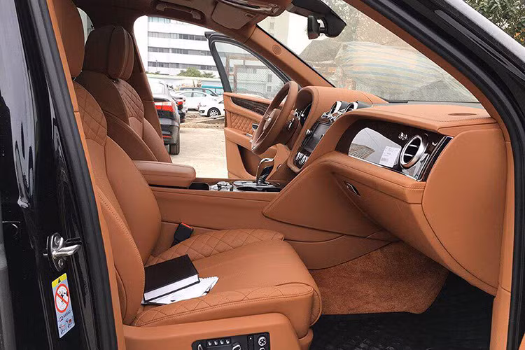 Ở khoang sau chiếc Bentley Bentayga First Edition này được thiết kế 2 chỗ ngồi, trang bị máy tính bảng thương hiệu Bentley kích thước 10,2 inch chạy Android kết nối 4G, Wifi và Bluetooth cho hàng ghế sau. Hệ thống điều hòa cho khoang sau được hiển thị trực tiếp thông số trên một màn hình hiện đại. Hệ thống âm thanh Naim 1950 Watt với 18 loa và một loạt các tính năng tiêu chuẩn cũng như tùy chọn khác.