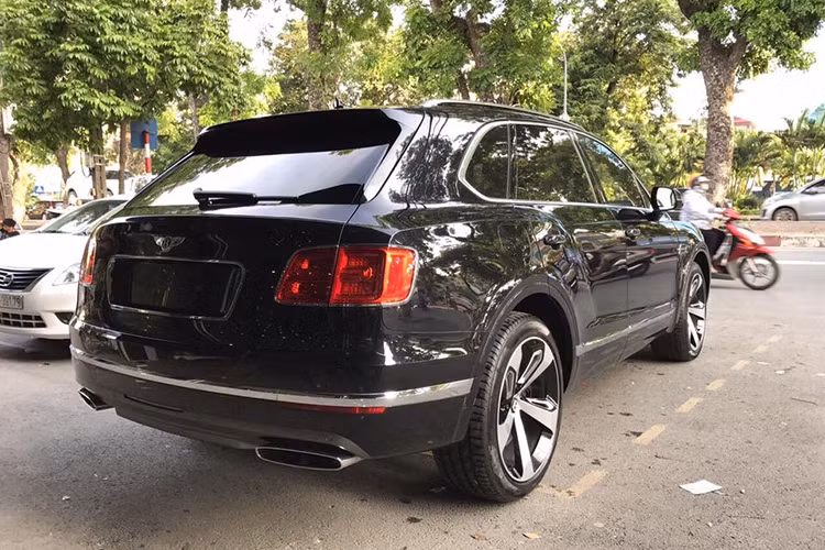 Siêu SUV Bentley Bentayga sở hữu kích thước tổng thể dài x rộng x cao lần lượt là 5.141 x 1.999 x 1.742 mm, chiều dài trục cơ sở ở mức 2.995 mm. 2 bên sườn xe được ốp thanh kim loại mạ chrome. Gương chiếu hậu của xe là loại chỉnh điện tích hợp dải LED chạy ngày. Hệ thống ống xả kép có chụp đầu làm từ kim loại sáng bóng.