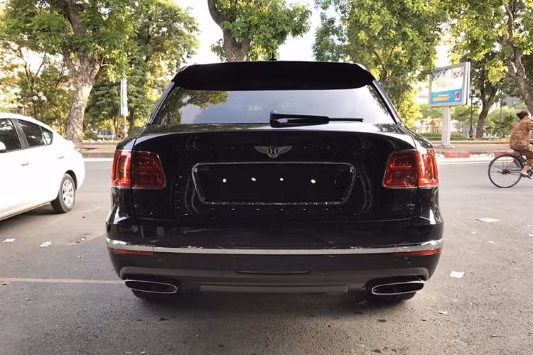 Ngoài những điểm khác biệt trên Bentley Bentayga First Edition vẫn sở hữu những trang bị tiêu chuẩn khác bao gồm lưới tản nhiệt phía trước có thiết kế đặc trưng của hãng xe Bentley, chính giữa có 1 gân dập nổi chạy ngược lên trên hết nắp ca-pô. Đèn pha dạng LED được làm kiểu hình tròn cắt vát đặc trưng, đèn LED chạy ngày hình tròn có thiết kế ấn tượng.