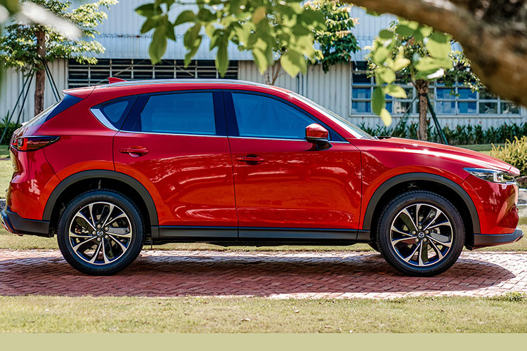 Xe cunbgx có tính năng hỗ trợ giữ làn đường (LAS), hỗ trợ phanh chủ động (SBS), hỗ trợ phanh thông minh trong thành phố trước/sau (SCBS F&amp;R), cảnh báo mất tập trung, hệ thống kiểm soát hành trình bằng radar và camera 360 độ.