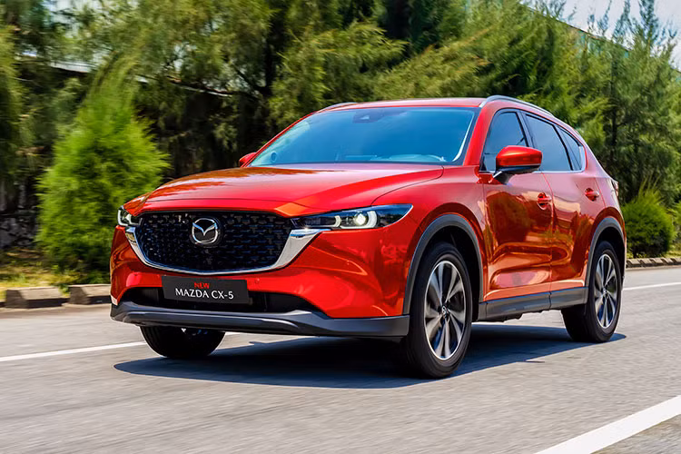 Động cơ của 2 phiên bản này không thay đổi so với trước. Xe vẫn dùng động cơ xăng Skyactiv-G 4 xi-lanh, dung tích 2.5L, sản sinh công suất tối đa 188 mã lực tại tua máy 6.000 vòng/phút và mô-men xoắn cực đại 252 Nm tại tua máy 4.000 vòng/phút. Động cơ kết hợp với hộp số tự động 6 cấp và hệ dẫn động 4 bánh AWD.