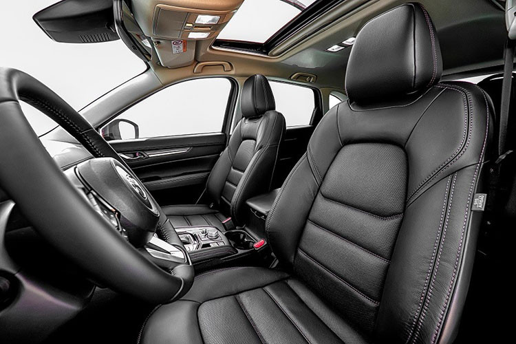 Màn hình của Mazda CX-5 2023 bản 2.5L hiển thị thông tin kính lái HUD, gương chiếu hậu chống chói tự động tràn viền, điều hòa tự động 2 vùng độc lập, hệ thống âm thanh Bose 10 loa và lẫy chuyển số sau vô lăng.