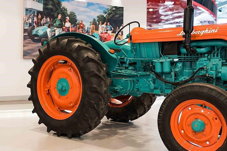 Những năm 40 thế kỷ trước, nhà sáng lập Ferruccio Lamborghini nổi tiếng với việc sản xuất những chiếc máy kéo mag thương hiệu của mình. Nhà tư bản công nghiệp người Italy biết tận dụng linh kiện từ các phương tiện quân sự sau chiến tranh, biến chúng thành cỗ máy nông nghiệp.