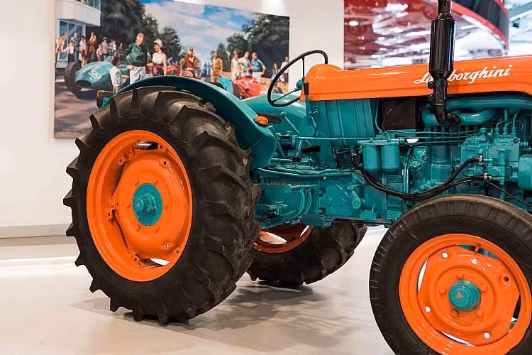 Những năm 40 thế kỷ trước, nhà sáng lập Ferruccio Lamborghini nổi tiếng với việc sản xuất những chiếc máy kéo mag thương hiệu của mình. Nhà tư bản công nghiệp người Italy biết tận dụng linh kiện từ các phương tiện quân sự sau chiến tranh, biến chúng thành cỗ máy nông nghiệp.