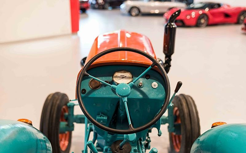 Với động cơ diesel ba xi lanh làm mát bằng không khí và dẫn động bốn bánh. Máy sản sinh công suất 39 mã lực và dùng hộp số bốn cấp.