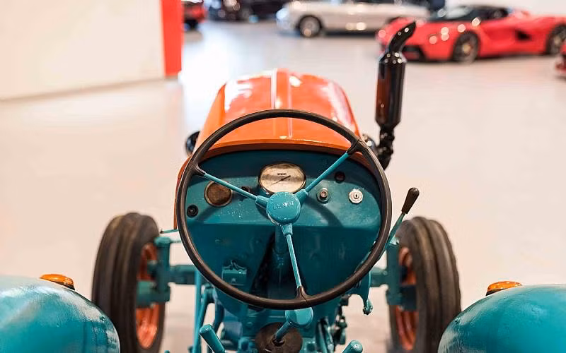 Với động cơ diesel ba xi lanh làm mát bằng không khí và dẫn động bốn bánh. Máy sản sinh công suất 39 mã lực và dùng hộp số bốn cấp.