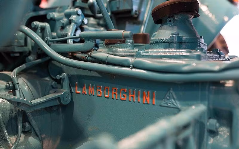 Chiếc máy kéo Lamborghini 2R trong bài viết này hiện đang được chủ nhân của nó rao bán trên mạng, nó cũng đã qua phục chế nhưng dùng màu sơn gốc. Chiếc máy kéo này mới chạy hơn 6.400 km kể từ năm 1962. 