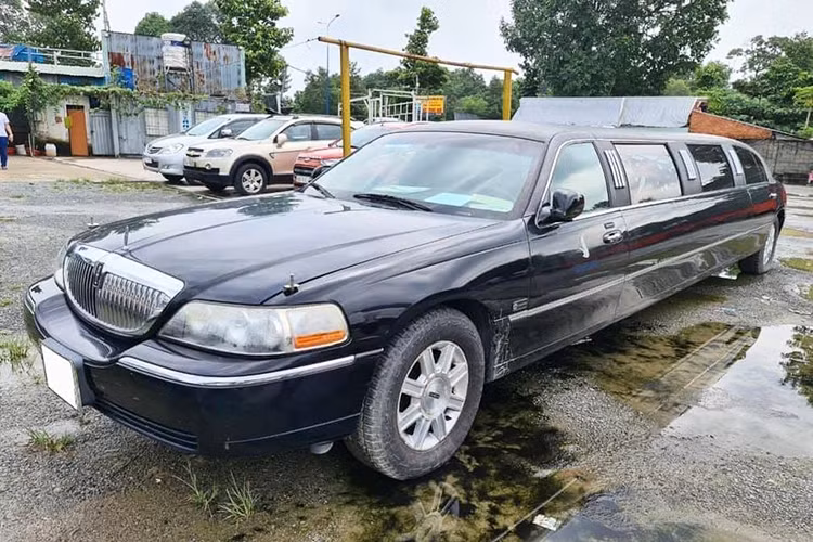Mới đây, một tài khoản facebook đã đăng tải thông tin rao bán chiếc xe sang Lincoln Town Car Limousine 3 khoang cực hiếm tại Việt Nam trên sàn xe cũ với mức giá 2 tỷ đồng, tức tương đương với một chiếc Mercedes-Benz E-Class đời mới. Thông tin này đã nhanh chóng thu hút sự quan tâm của cư dân mạng cả nước.
