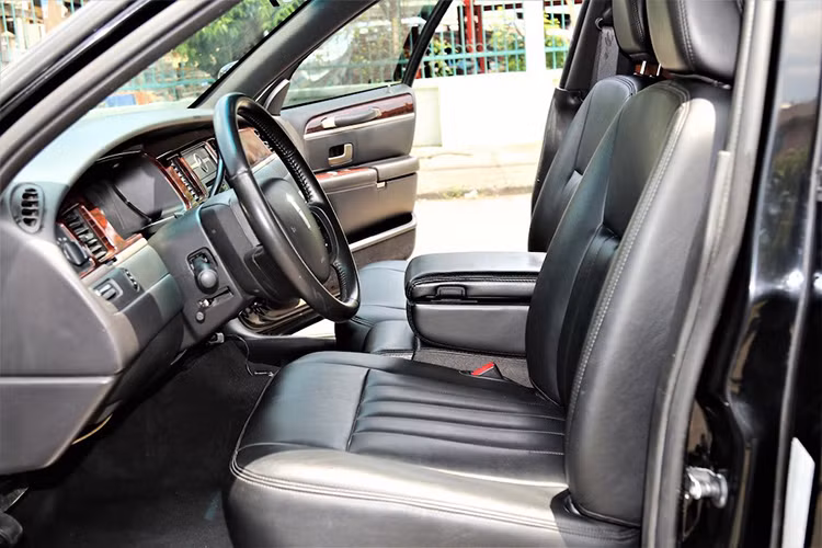 Nội thất khoang khách được thiết kế ghế ngồi theo dạng hình chữ U với một quầy bar mini ở giữa. Toàn bộ ghế của xe được bọc da cao cấp với sức chứa 9 người. Bên cạnh đó, chủ nhân của Lincoln Town Car Limousine sẽ hoàn toàn được thư giãn nhờ loạt trang bị tiện nghi như TV, đèn viền nội thất, hệ thống âm thanh cao cấp xung quanh xe, các ốp trang trí bằng gỗ...