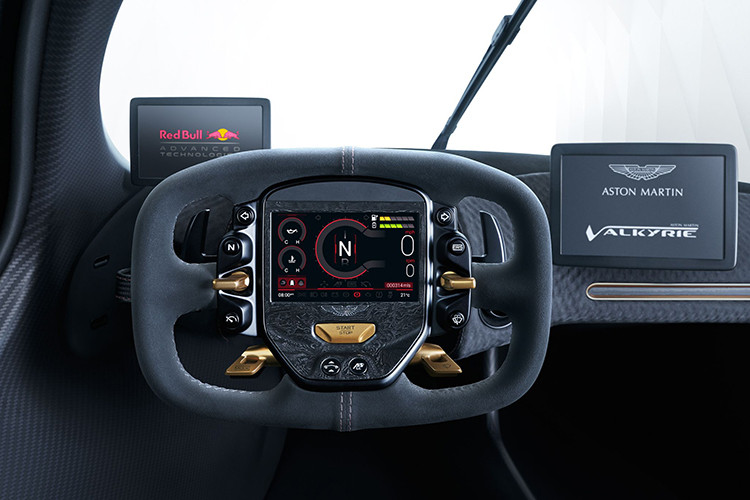 Ngoài re, phanh titan trọng lượng nhẹ hoạt động hiệu quả hơn, bộ mâm hiệu suất làm bằng ma-giê và được sơn đen mờ, bộ đĩa bánh xe làm bằng sợi carbon và hệ thống treo thể thao hơn, mạnh mẽ hơn.