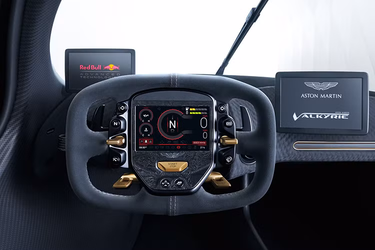 Ngoài re, phanh titan trọng lượng nhẹ hoạt động hiệu quả hơn, bộ mâm hiệu suất làm bằng ma-giê và được sơn đen mờ, bộ đĩa bánh xe làm bằng sợi carbon và hệ thống treo thể thao hơn, mạnh mẽ hơn.