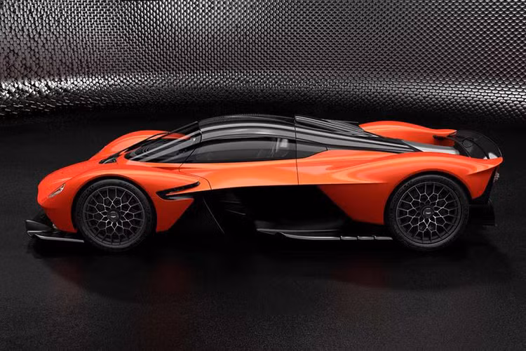 "Red Bull Advanced Technologies, Cosworth, Rimac và Integral Powertrain Ltd. là những đối tác tuyệt vời trong việc phát triển hệ truyền động của Valkyrie, đó là một hệ thống hybrid vừa đáp ứng các tiêu chuẩn khí thải nghiêm ngặt vừa phù hợp với các nguyên mẫu vật lý đầu tiên của chúng tôi". Đại diện hãng xe Aston Martin cho biết thếm.