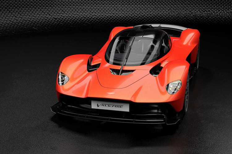 Động cơ của siêu xe Aston Martin Valkyrie có thể đạt được tốc độ vòng tua lên tới 11.100 vòng/phút và sản sinh công suất tối đa ở 10.500 vòng/phút. Chia sẻ về siêu xe tuyệt vời của mình, lãnh đạo nói rằng, "Tất cả mọi người sẽ vô cùng phấn khích khi được nhìn và nghe những chiếc Valkyrie đầu tiên trên đường đua."