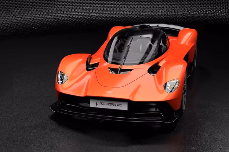 Động cơ của siêu xe Aston Martin Valkyrie có thể đạt được tốc độ vòng tua lên tới 11.100 vòng/phút và sản sinh công suất tối đa ở 10.500 vòng/phút. Chia sẻ về siêu xe tuyệt vời của mình, lãnh đạo nói rằng, "Tất cả mọi người sẽ vô cùng phấn khích khi được nhìn và nghe những chiếc Valkyrie đầu tiên trên đường đua."