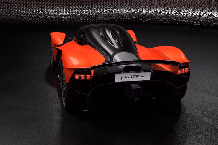 Nghe có vẻ vô lý, nhưng Valkyrie đích thị là một chiếc xe đua của đường phố, Aston Martin cho biết cỗ máy V12 trên siêu xe này được lấy từ những chiếc xe đua Công thức 1 của những năm 1990, và nó được hưởng lợi từ sự tiến bộ sau hai thập kỷ về thiết kế, vật liệu và chuyên môn sản xuất.