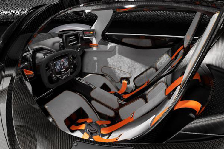 Nếu chưa hài lòng với một siêu xe Valkyrie tiêu chuẩn, khách hàng có thể tham khảo bộ nâng cấp hiệu suất "hàng khủng" AMR Track Performance Pack. Gói nâng cấp này bao gồm một tấm ốp khí động học mới ở phía trước giúp cải thiện lực ép xuống đường.