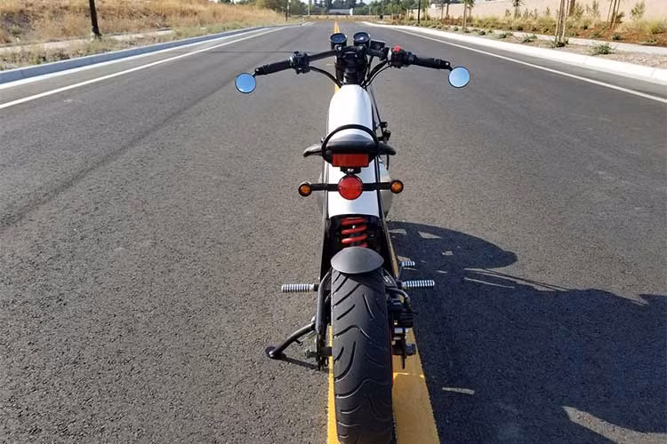 Một tính năng khá độc đáo được trang bị trên chiếc xe đạp điện Rumble này là có thể bật hoặc tắt âm thanh của động cơ trong lúc tăng tốc.