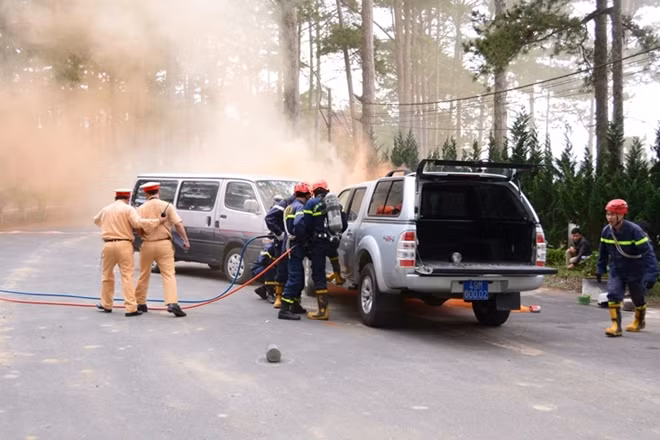 Nhân viên y tế giải cứu các nạn nhân còn mắc kẹt trên xe do bị chấn thương.
