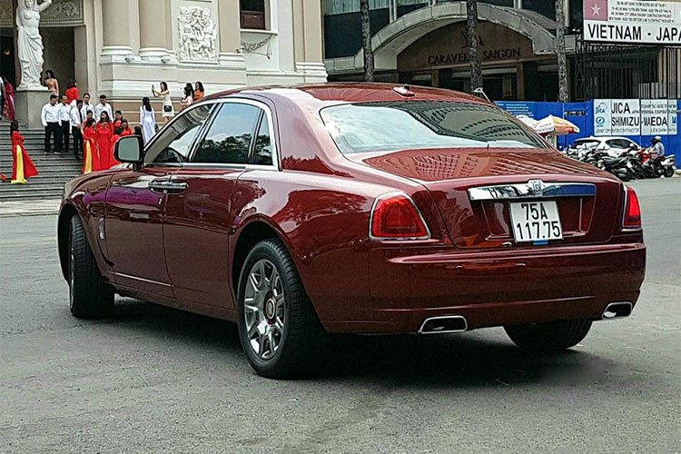 Xe có khả năng tăng tốc từ 0 lên 100 km/h trong 4.9 giây, vận tốc tối đa 249 km/h. Trang bị an toàn theo xe gồm: kiểm soát hành trình, điều khiển bằng giọng nói, cảm biến đổ sau, hỗ trợ phanh khẩn cấp, ổn định điều khiển lực kéo, cân bằng điện tử ESP, phát hiện người đi bộ Navi Nightvison, cảnh báo tiền va chạm, 10 túi khí an toàn...